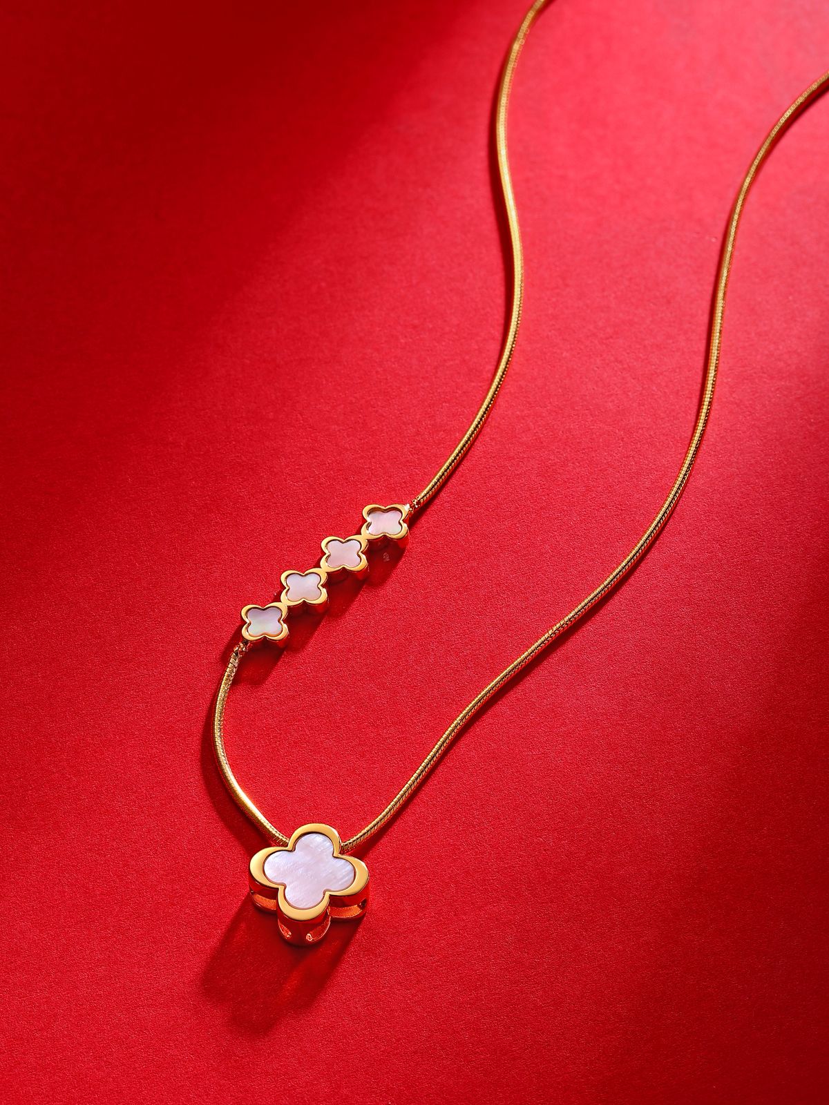 Clover Mother of Pearl necklace