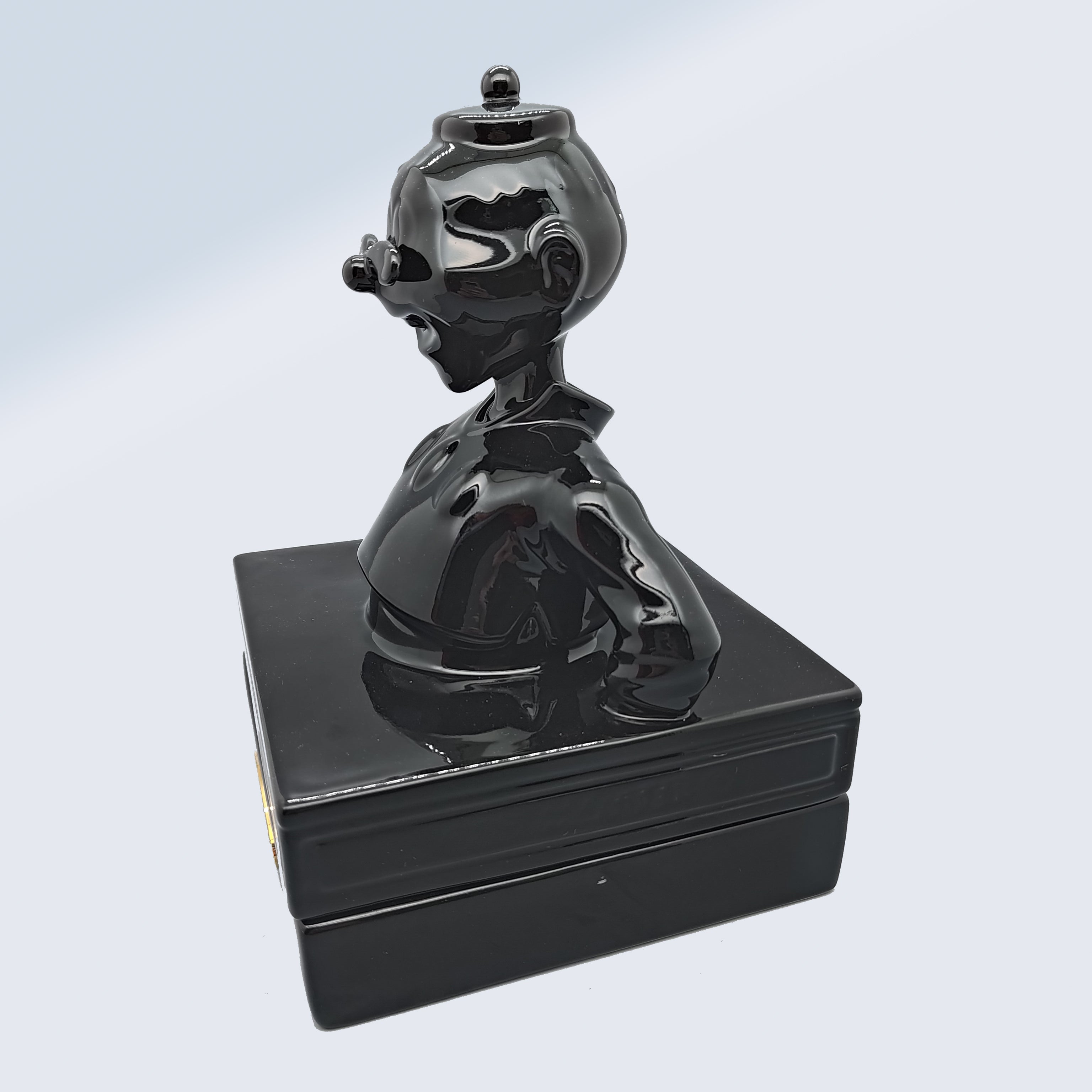 Old Master Q in mono (black)