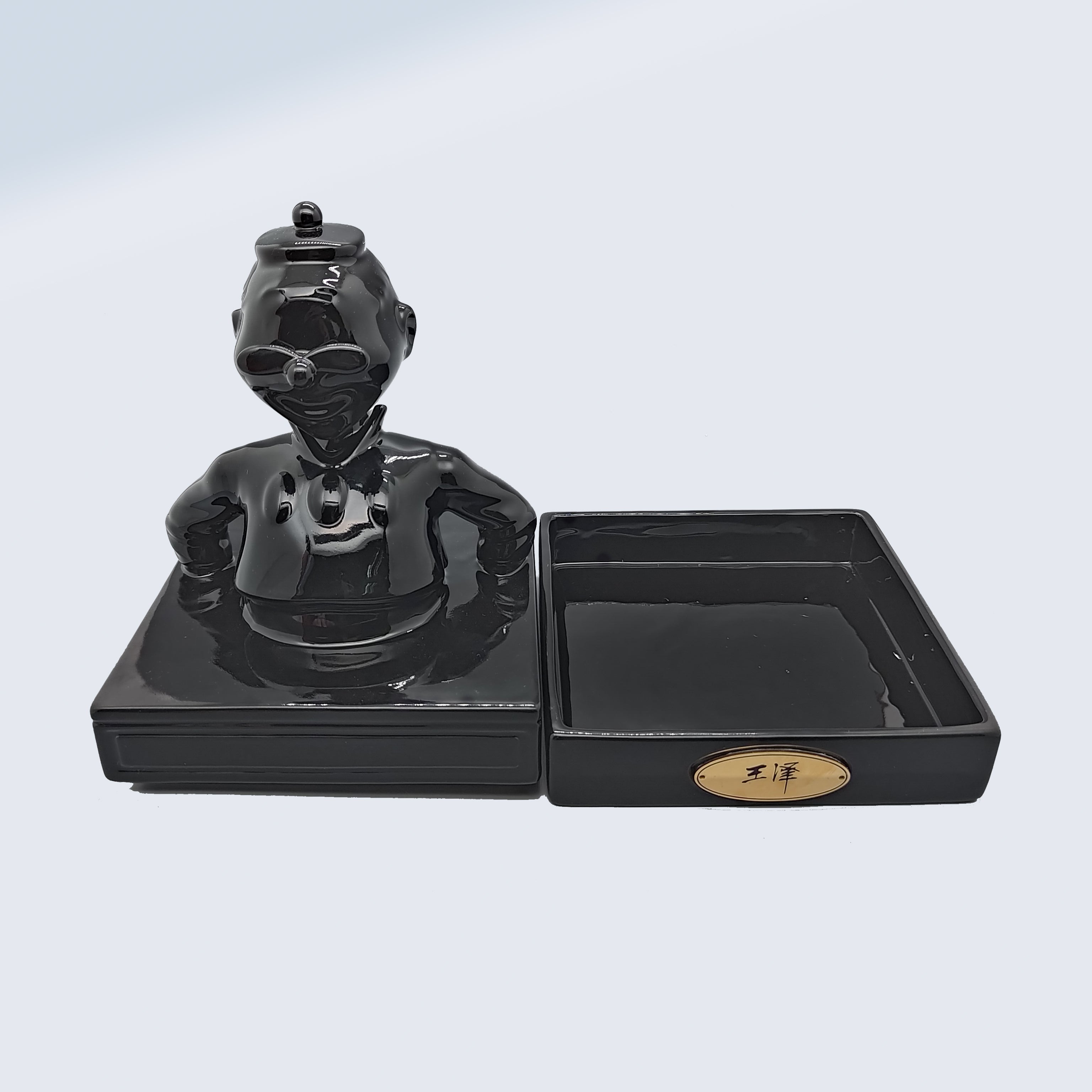 Old Master Q in mono (black)